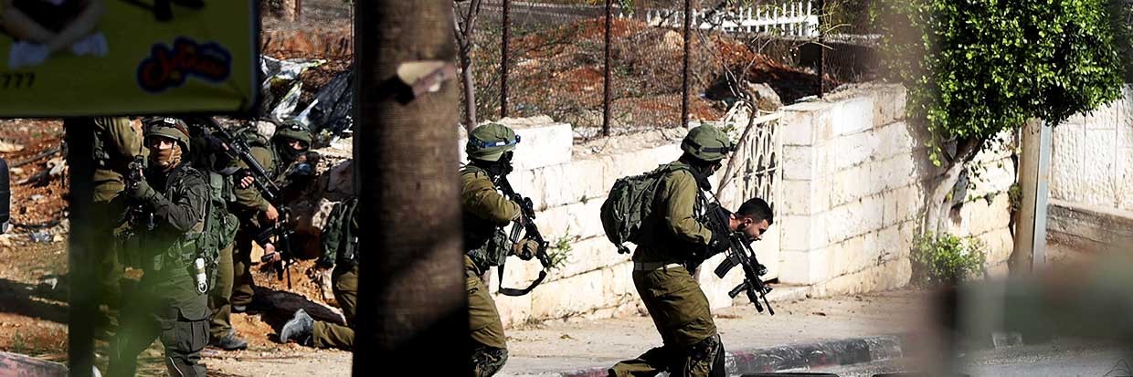 Les forces israéliennes font une descente dans les rues et arrêtent un Palestinien à Al-Bireh, en Cisjordanie, le 2 novembre 2023. © Issam Rimawi/Anadolu