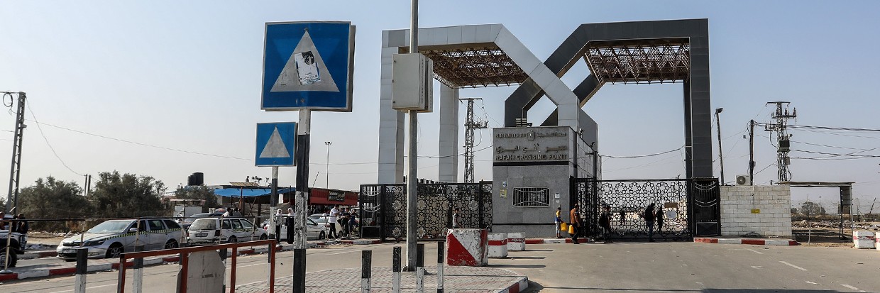 RAFAH, GAZA - 1 DE NOVIEMBRE: Palestinos con pasaportes extranjeros en el paso fronterizo de Rafah esperan para cruzar a Egipto mientras continúan los ataques aéreos israelíes en el 26º día en Rafah (Gaza), 1 de noviembre de 2023. Ⓒ Abed Rahim Khatib / Anadolu 
