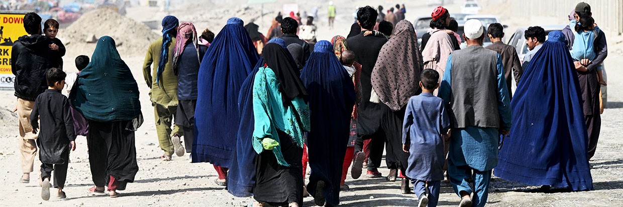 Des familles de réfugiés afghans traversent à pied la frontière pakistano-afghane de Torkham, le 2 novembre 2023. © Farooq Naeem/AFP