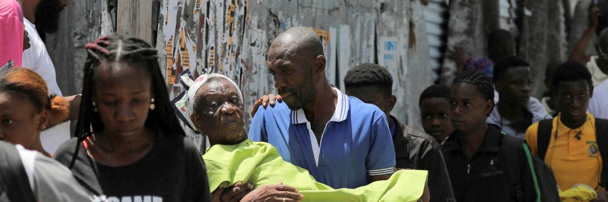 أناس يحملون ممتلكاتهم ويفرّون من حيهم كارفور فوييس بعد أن سيطرت عليه العصابات، في بورت-أو-برنس، هايتي، 15 آب/ أغسطس، 2023. © رويترز/ رالف تيدي أيرول، صورة اليوم