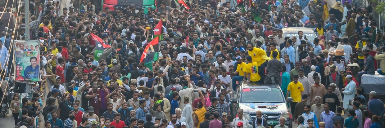 Partidarios del Partido Popular del Pakistán (PPP) asisten a un mitin electoral en Karachi, el 5 de febrero de 2024, antes de las elecciones nacionales. © Asif Hassan / AFP