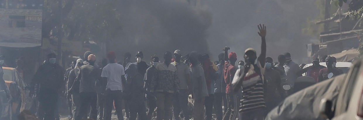 Senegalese demonstrators clash with riot police as they protest against the postponement of the Feb. 25 presidential election, in Dakar, Senegal February 9, 2024. © REUTERS/Zohra Bensemra