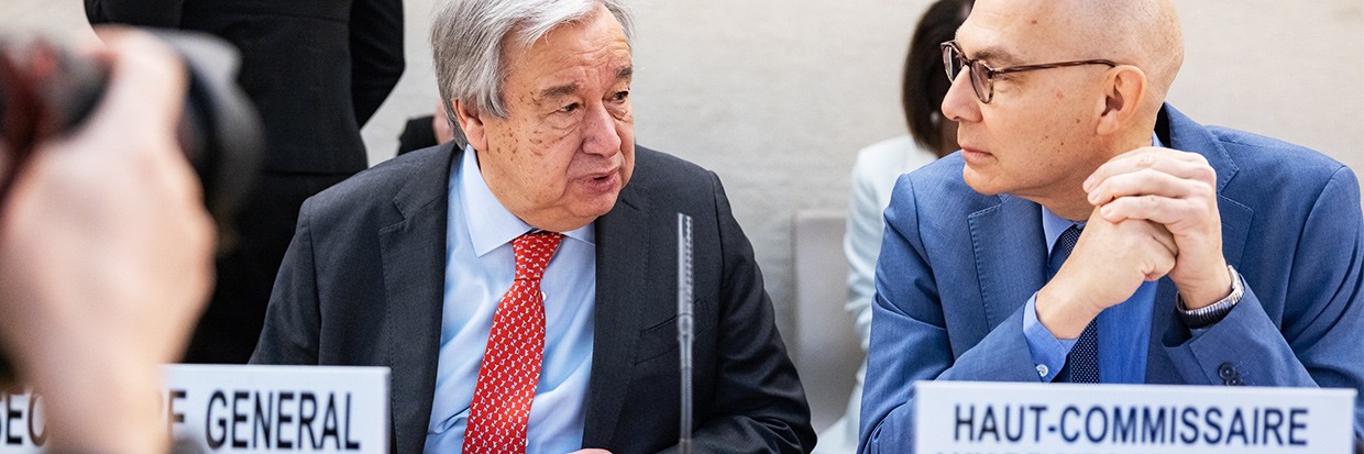 Le Secrétaire général des Nations Unies Antonio Guterres et le Haut-Commissaire des Nations Unies aux droits de l’homme Volker Türk discutent durant le Conseil des droits de l’homme © HCDH