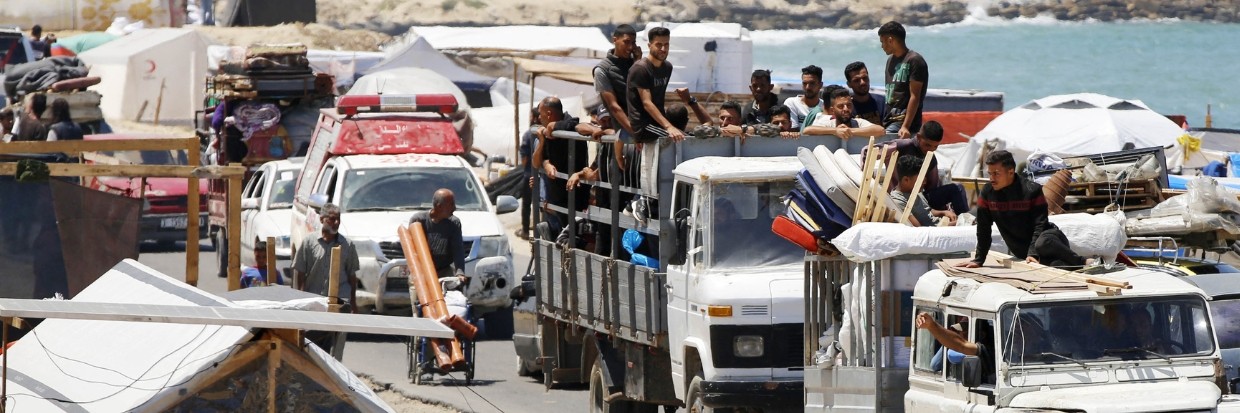 دير البلح، غزّة - 8 أيار/ مايو: نزوح آلاف الفلسطينيين، من بينهم نساء وأطفال، من الأحياء الواقعة شرق مدينة رفح ووصولهم إلى الجانب الساحلي من مدينة دير البلح بعد سيطرة الجيش الإسرائيلي على معبر رفح الحدودي من جهة غزة في دير البلح، غزة في 8 أيار/ مايو 2024. © أشرف أمانادولو/ الأناضول عبر وكالة فرانس برس