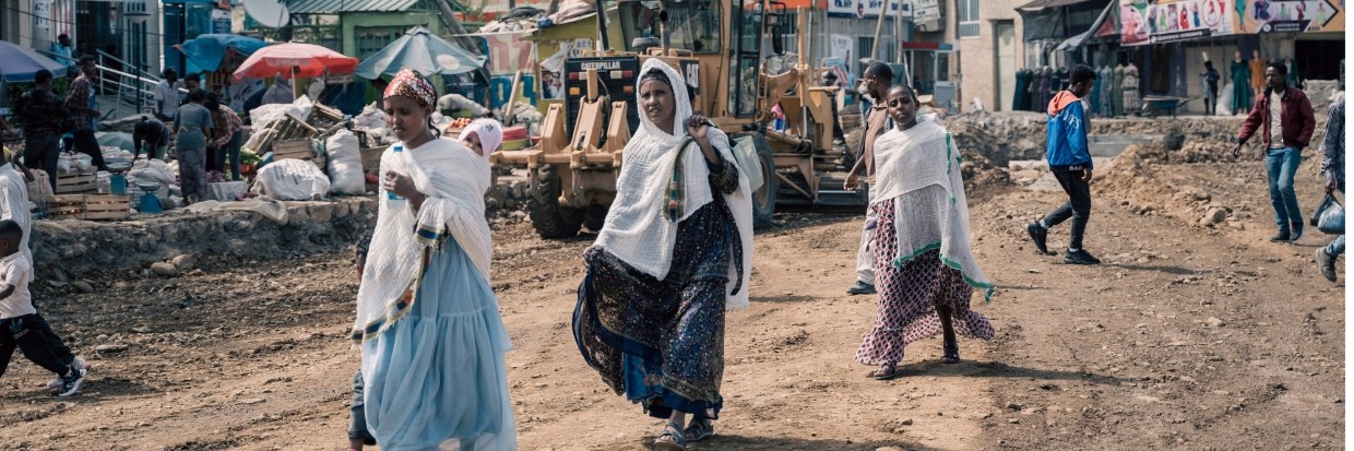 People walk in a newly built road in Mekele, on May 24, 2024. Mekele, the capital of Ethiopia's northernmost region of Tigray, is gradually crawling back to normality 19 months after a peace deal ended one of the world's deadliest recent conflicts. © Amanuel Sileshi / AFP