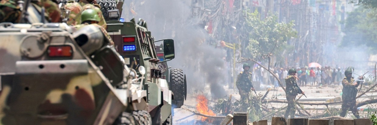 Bangladeshi military force soldiers are patrolling a street during a nationwide curfew in Dhaka, Bangladesh, on July 20, 2024. © Kazi Salahuddin Razu / NurPhoto / NurPhoto via AFP