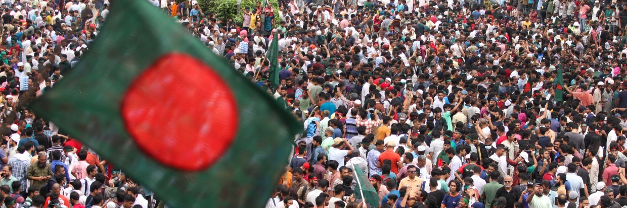 Anti-government protestors celebrate in Dhaka on August 5, 2024. Protests in Bangladesh that began as student-led demonstrations against government hiring rules in July culminated on August 5. © Abu Sufian Jewel / Middle East Images via AFP