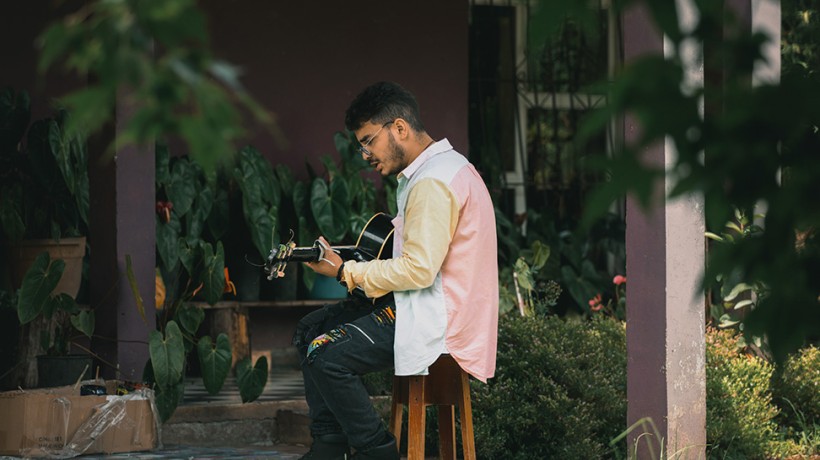 Omar Vasquéz playing the guitar at Diego Osorio's house, in La Esperanza, department of Intibuca, Honduras © OHCHR Honduras