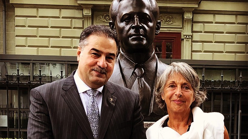 Dhafer Al-Hussini (left) and Annie Viera de Mello (right), widow of Sergio Viera de Mello, in front of a memorial bust in Viera de Mello’s likeness, Geneva, Switzerland