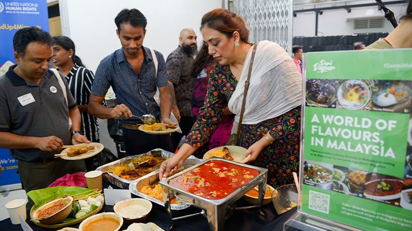 Participants choosing dishes shared by other participants at the potluck event. © Dari Dapur