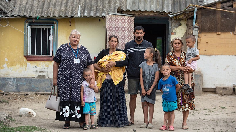 Beyond helping Roma get access to basic public services and obtain legal documentation, Roma community mediators are seen as guardian angels by Roma families. © OHCHR/Vincent Tremeau