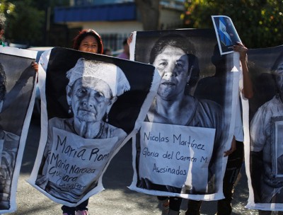 2020年2月27日，在萨尔瓦多的圣萨尔瓦多，人们参加反对批准大赦法案的抗议，以对内战罪提出起诉。©路透社/Jose Cabezas