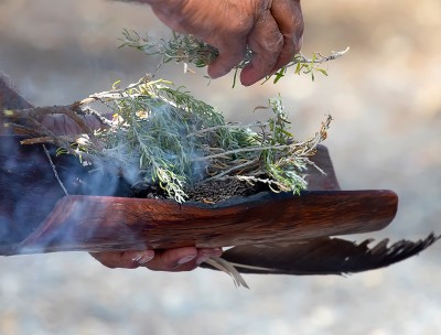 A person holding a bowl with herbs. © Elena Pochesneva / Getty Images