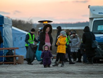 :  Ukrainian refugees arrive at the Refugee Accommodation Center near Palanca Village, some three kilometers from the Moldova-Ukraine border, Moldova, 17 March 2022.  © EPA-EFE/DUMITRU DORU