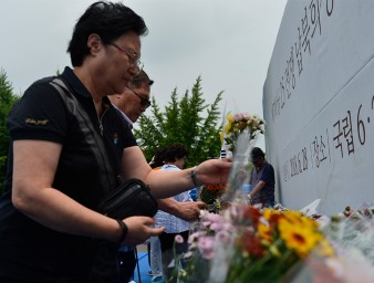 Families gather at a Korean War Abductees Remembrance Day event © OHCHR 