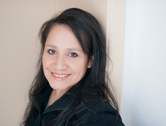 Izabel Lopez Raymundo smiling broadly in her home in Belgium. © Izabel Lopez Raymundo