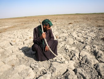 A Marsh Arab man looks at a dry ground that was covered with water near Chibayish in southern Iraq © REUTERS