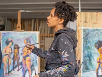 2023 award winner Bianca Batlle Nguema painting in her workshop in Tiana, a village close to Barcelona, Spain.  © Martina Orobitg and Ariadna Tarifa