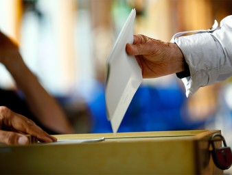 People cast their vote during a regional state election in Germany in 2017.© REUTERS/Thilo Schmuelgen