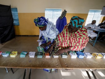 Women prepare to cast their ballot at the polling station at Ndiaganiao in Mbour, Senegal. © REUTERS/Zohra Bensemra