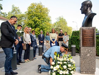 Colleagues lay flowers by the memorial bust of Sergio Viera de Mello, late Secretary General’s Special Representative for Iraq, during the memorial service on World Humanitarian Day. © Irina Popa/OHCHR