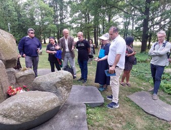 Romani human rights defenders lay flowers at a Romani Holocaust memorial at the newly renovated Lety Roma concentration camp memorial site in Czechia. © Credit – Claude Cahn/OHCHR