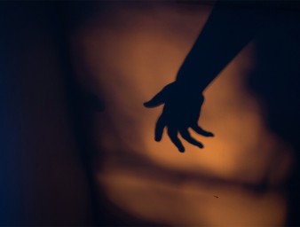 A hand in the dark. © Unsplash/sankavi9080