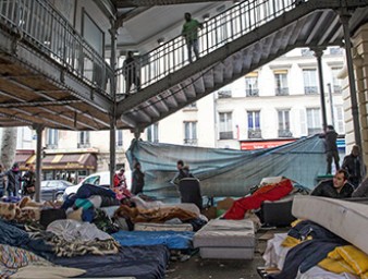 Migrants from Afghanistan, Sudan, Eritrea set up a makeshift camp under the elevated metro station of Stalingrad in Paris, France, 28 March 2016 © EPA/ETIENNE LAURENT