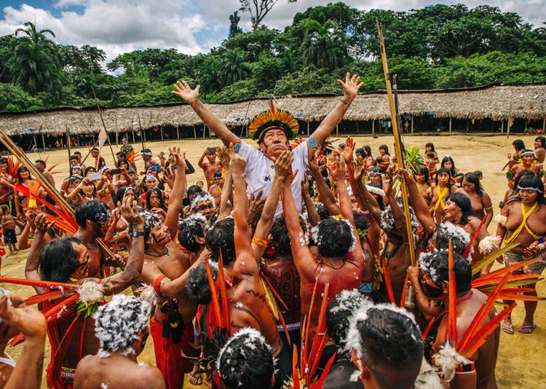 Shaman Davi Kopenawa, an Indigenous Peoples leader, is raised during a ritual in the village of Xihopi, in the Yanomami Indigenous Land. ©Christian Braga / ISA Barcelos amazon