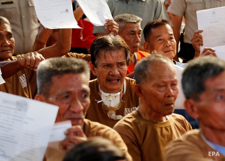 Older inmates who were granted presidential executive clemency wait for their release during a ceremony inside the National 'Bilibid' Prison in Muntinlupa city, Manila, Philippines, 07 March 2017.  © EPA/ FRANCIS R. MALASIG
