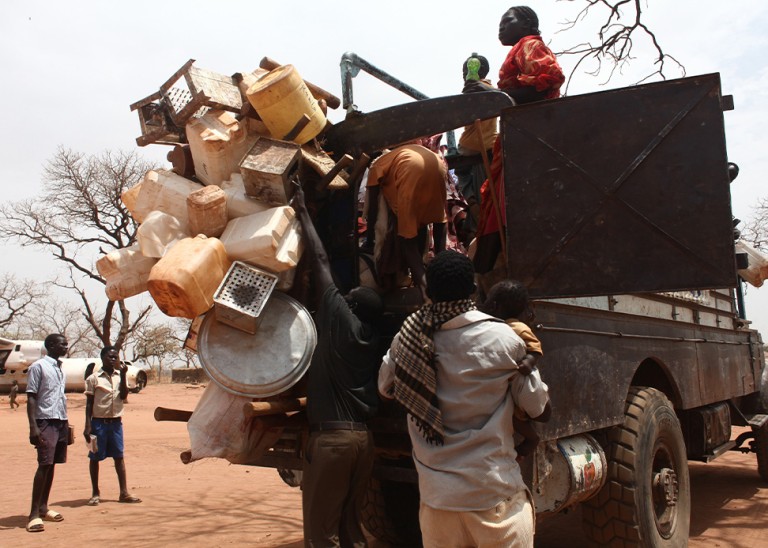 Refugees load their belongings onto a truck as they prepare to return to the Nuba mountains from Yida camp in South Sudan's Unity State, April 20, 2013. © REUTERS/Andreea Campeanu