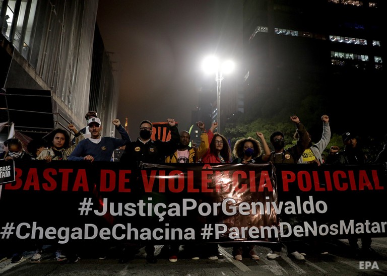 Activists against racism and citizens in general demonstrate against police violence, in Sao Paulo, Brazil, 01 June 2022. People protested after the death of Genivaldo de Jesus Santos, a black man diagnosed with schizophrenia, at the hands of the Police. © EPA-EFE/Fernando Bizerra 