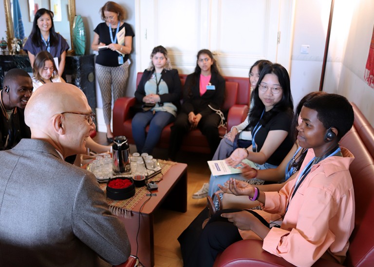 Child advisors of the Committee on the Rights of the Child meet with UN Human Rights chief Volker Türk. © OHCHR 